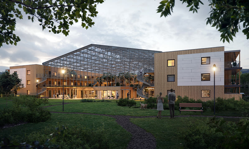 Treetasjers tre- og glassbygg med atrium, varme lys, par med hund på gressplen