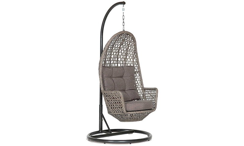 Grå flettet hengestol i eggform med mørkgrå puter på svart rundt metallstativ.