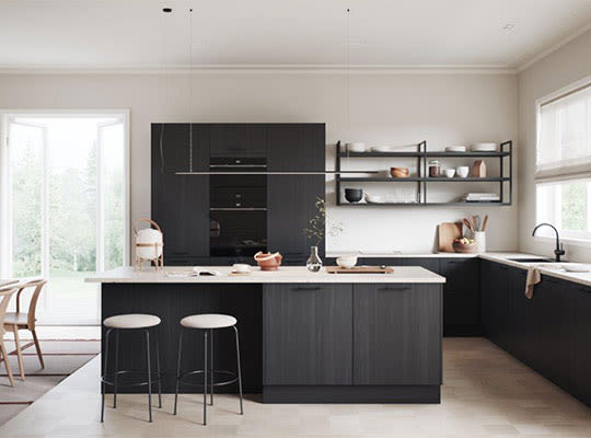 Moderne kjøkken med svart kjøkkenøy, hvite benkeplater, åpne hyller og store vinduer.