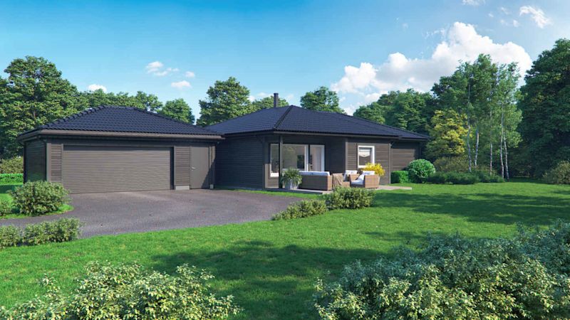 Svart en-etasjes hus med dobbelgarasje, uteplass med lyse møbler, grønn plen og blå himmel