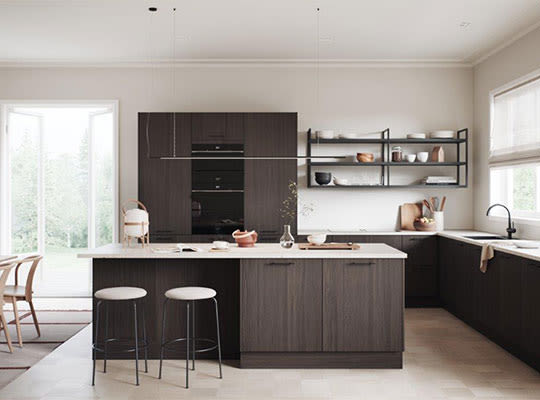 Moderne kjøkken med mørke treskap, hvit kjøkkenøy, barstoler, åpne hyller og hageutsikt