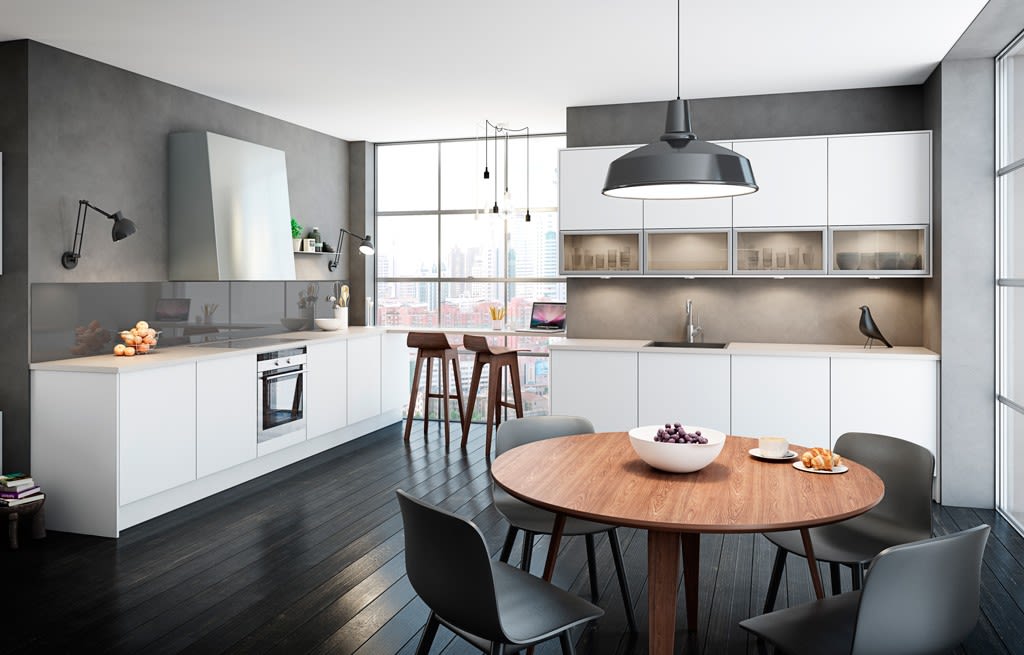 Moderne kjøkken med hvite skap, mørke tregulv, rundt trebord med druebolle, byutsikt