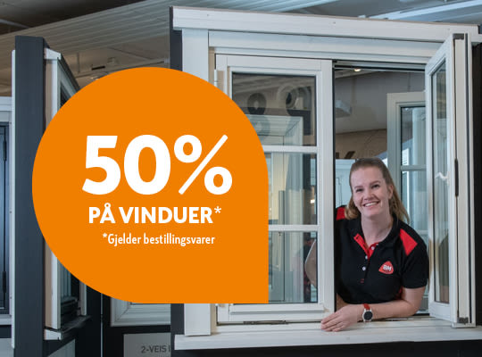 Hvit utstillingsvindu i butikk med ansatt bak og oransje 50%-rabattmerke