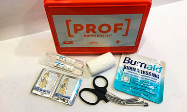 Rødt PROFF førstehjelpsskrin med saks, pincett, bandasjer og brannsårkompresser