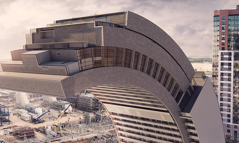 Beige, buet moderne bygg over byggeplass, skyskraper til høyre og dempet rosa himmel.