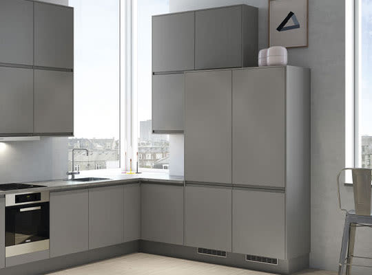 Moderne L-formet kjøkken med grå matte skap, innebygd ovn og stort hjørnevindu mot byutsikt