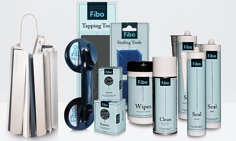 Fibo-byggesett: lyseblå og svarte verktøy, skruer, tetningsmidler og rengjøringsprodukter.