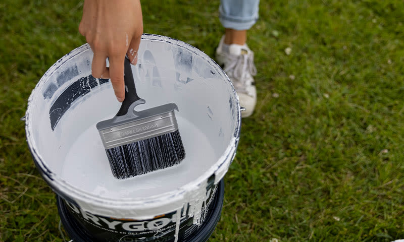 klar for å male huset utendørs