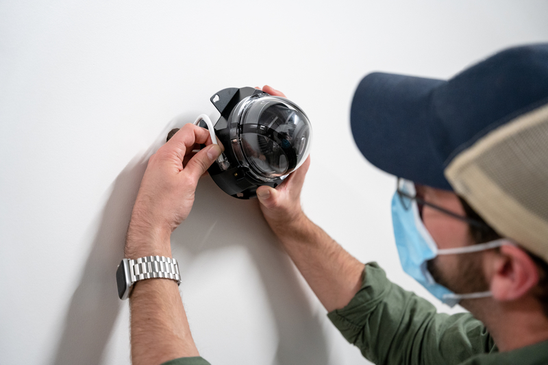 防犯カメラの設置方法とは | 業者に設置してもらうメリットや注意点を紹介