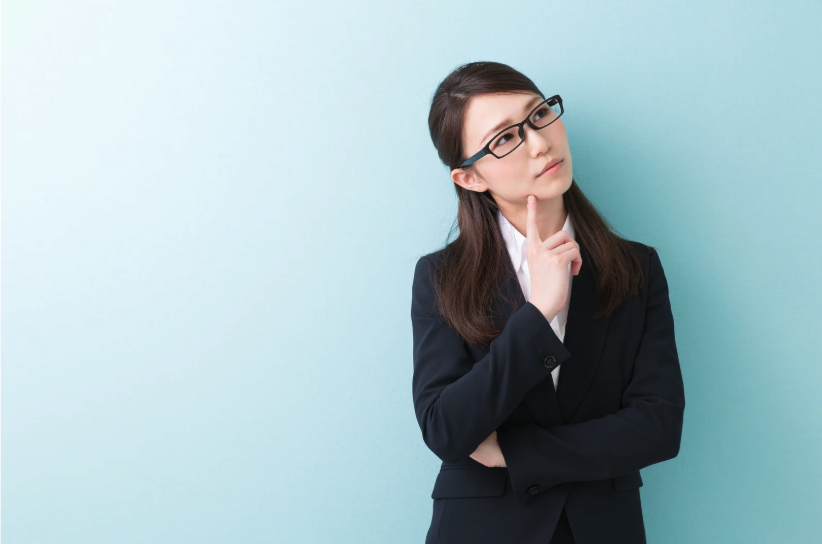 悩む女性の写真