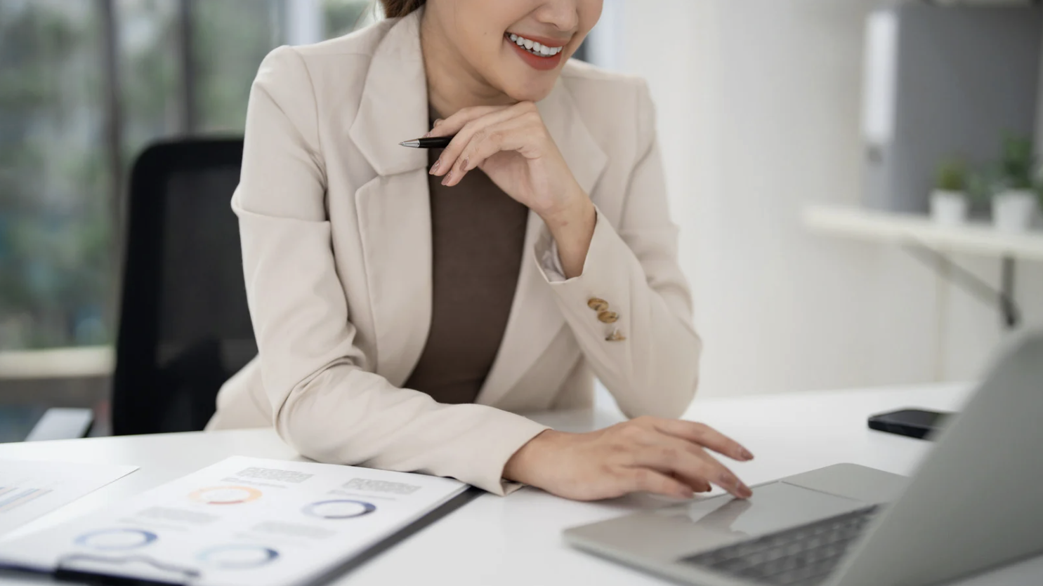 売上計画を立てる女性