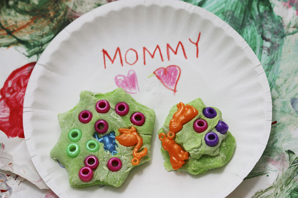 Playdough crafts on paper plate