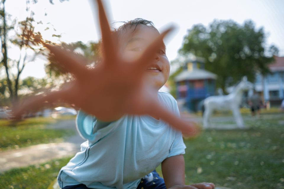 Una mano de niño intenta alcanzar la cámara