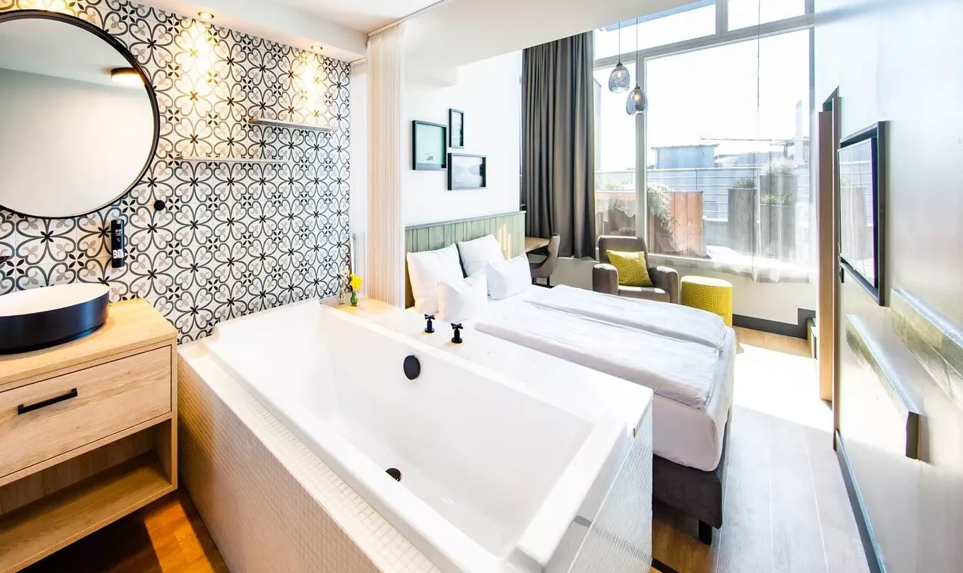 little BIG hotels room