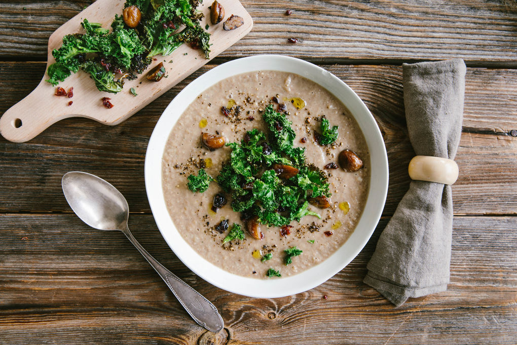 Maronen-Pilz-Cremesuppe mit Grünkohlchips und Trüffelöl