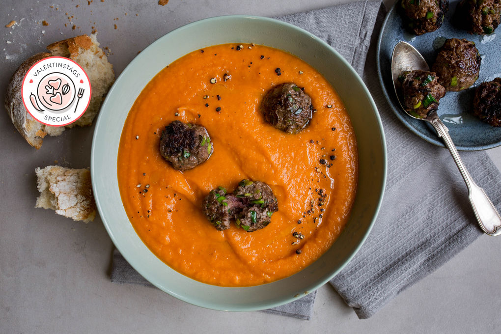 Süßkartoffel-Tomatensuppe mit Ingwer und Rinderhackbällchen
