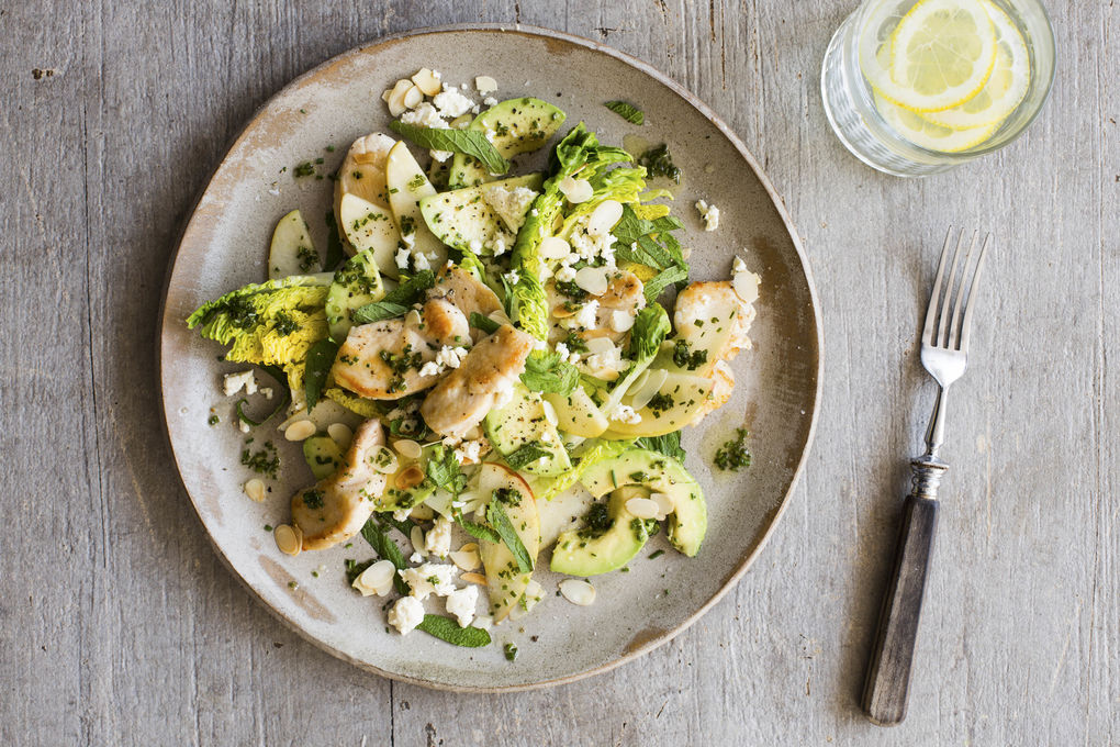 Avocado-Hähnchen-Salat mit Hirtenkäse und Mandelblättchen