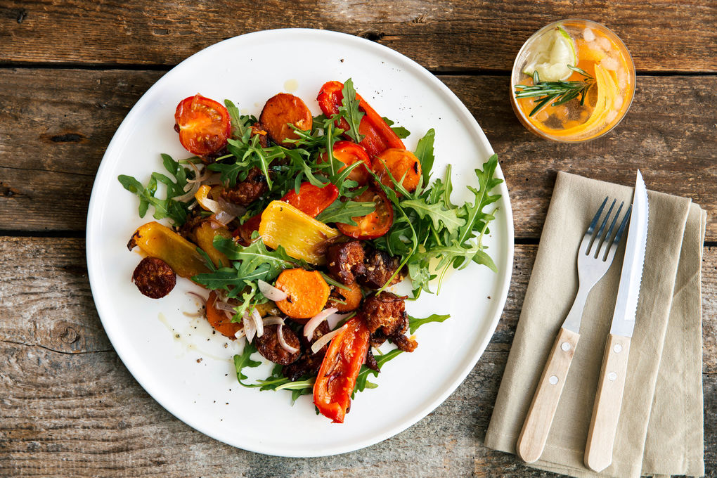 Chorizo-Süßkartoffel-Salat mit gerösteter Paprika und Rucola