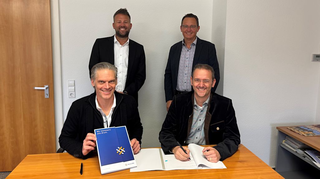 Unterzeichneten den neuen Stromkonzessionsvertrag für Orsingen-Nenzingen: Bürgermeister Stefan Keil (vorne rechts) und Jens Gehrt, Leiter Regionalmanagement Netze BW (vorne links). Hintere Reihe: Regionalmanager Jens Schwarz (links) und Kommunalberater Stephan Einsiedler (rechts) von der Netze BW. (Foto: Netze BW)