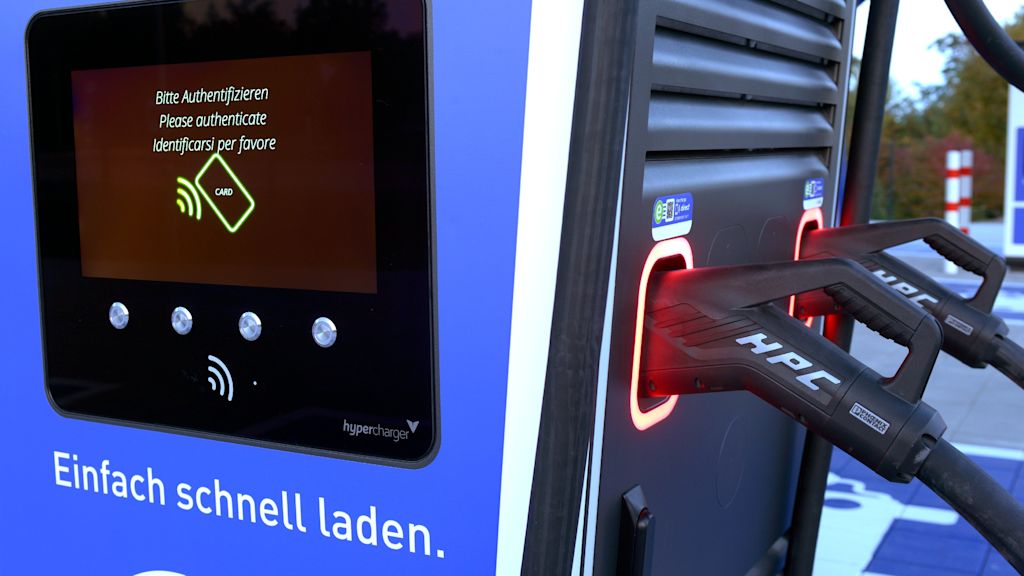 Schnellladestation mit zwei HPC-Ladekabeln.