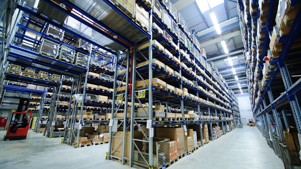 Hochregallager mit Gabelstapler.