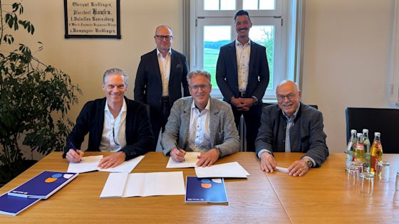Im Vordergrund: Jens Gehrt, Leiter Konzessionsmanagement bei der Netze BW, und Bürgermeister Timo Schulze mit Bürgermeister a. D. Hans Rieger. In der zweiten Reihe: Netze BW Regionalmanager Jürgen Müller und Kommunalberater Joachim Hepner.