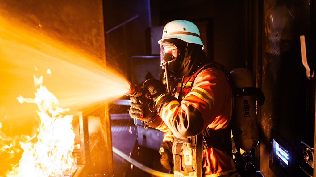 Feuerwehrmann löscht Feuer.
