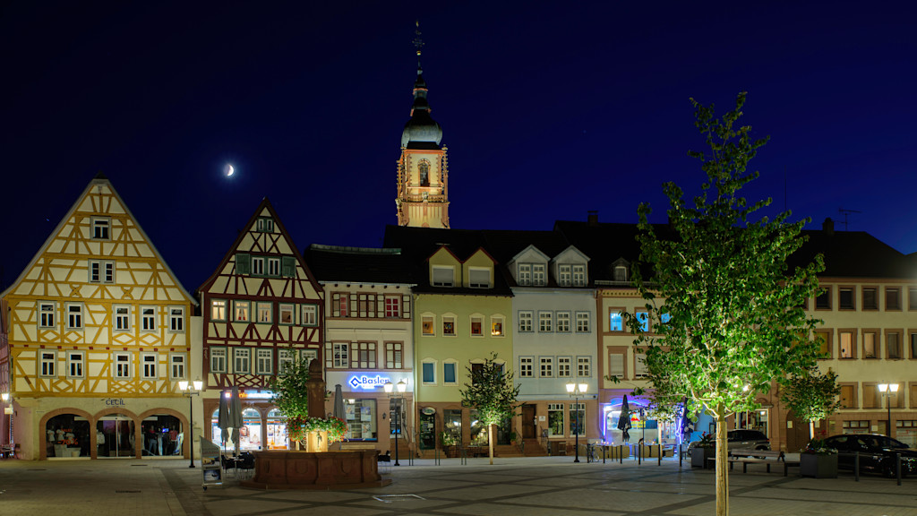 Nachtaufnahme Marktplatz mit Fachwerkhäusern.