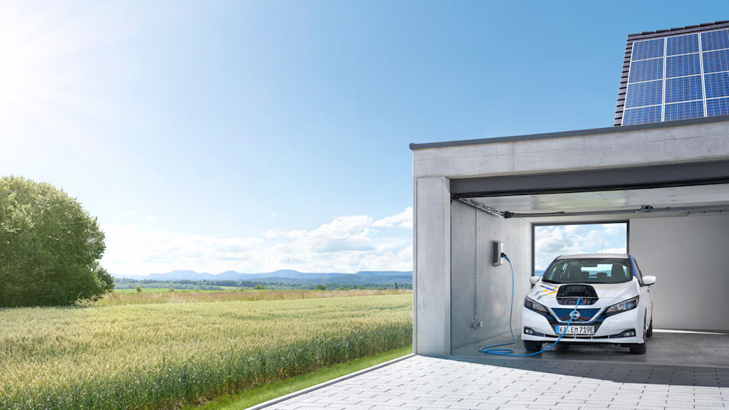 Elektroauto lädt in Garage mit Solaranlage.