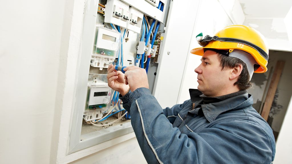 Elektriker repariert Schaltkasten.