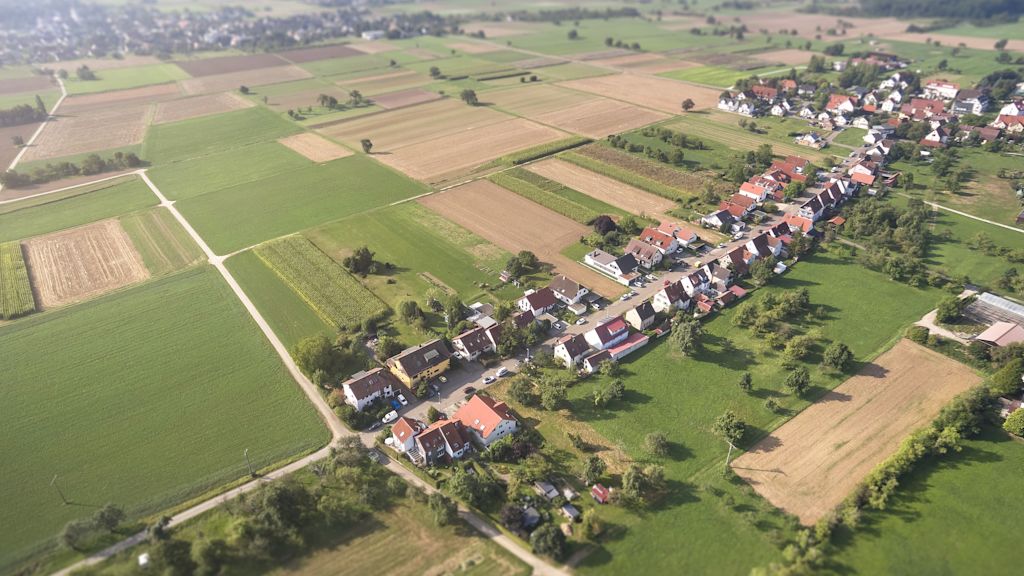 Luftbild: Dorf mit Feldern.