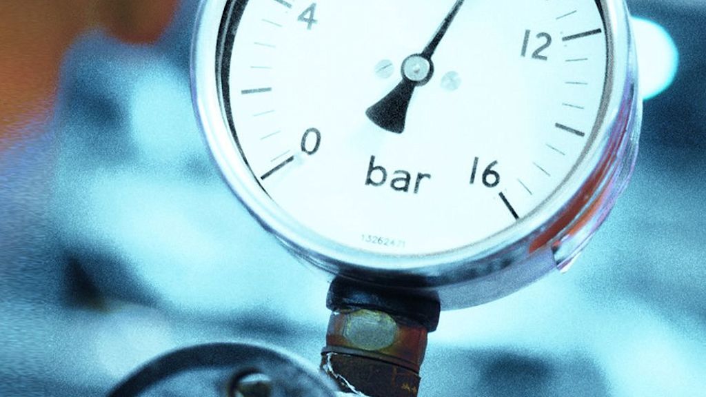 Druckmesser mit bar-Anzeige.