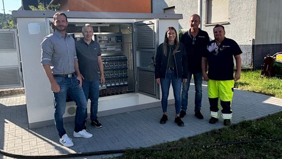 Bürgermeister Thomas Maag, Amtsleiter Marco Naß, Regionalmanagerin Any Schlatterer, Baukoordinator Reiner Eisenmann und Elektromonteur André Schuster stehen gemeinsam vor der neuen Umspannstation der Netze BW.