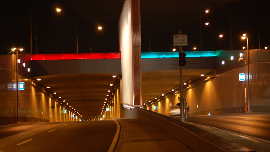 Autobahntunnel bei Nacht.