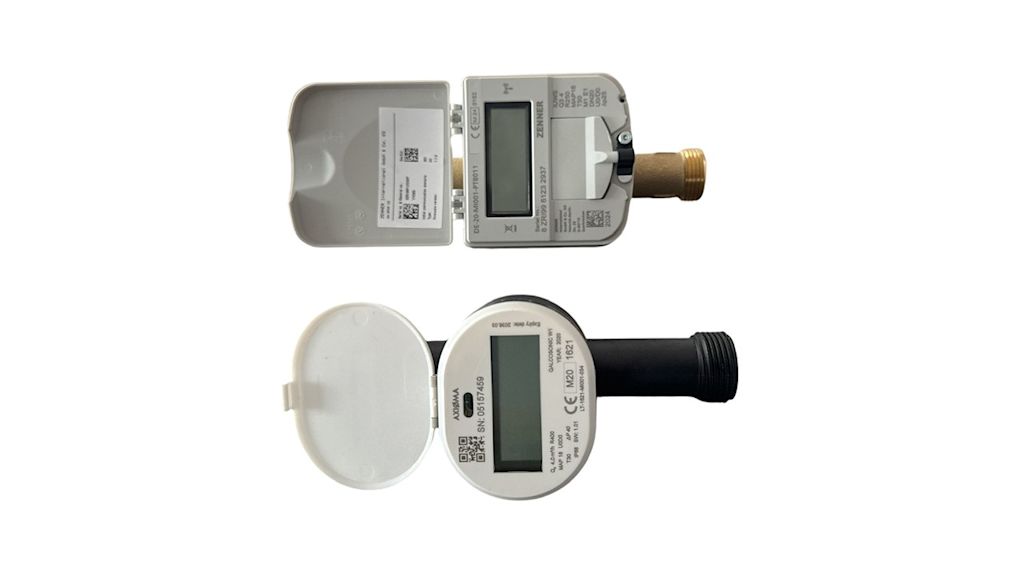 Zwei Wasserzähler mit Displays.
