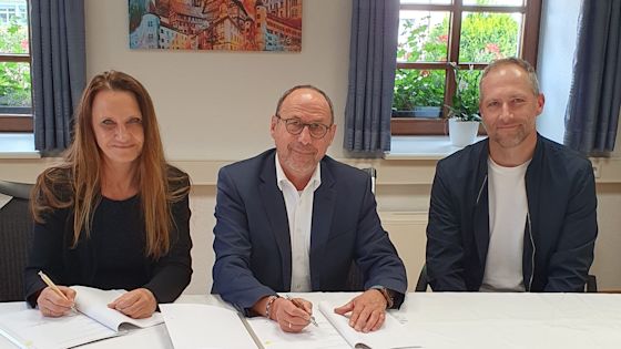 Bürgermeister Hans Marquart (Mitte) und Petra Schweizer (links), Netze BW, unterzeichnen den neuen Stromkonzessionsvertrag für Egesheim.