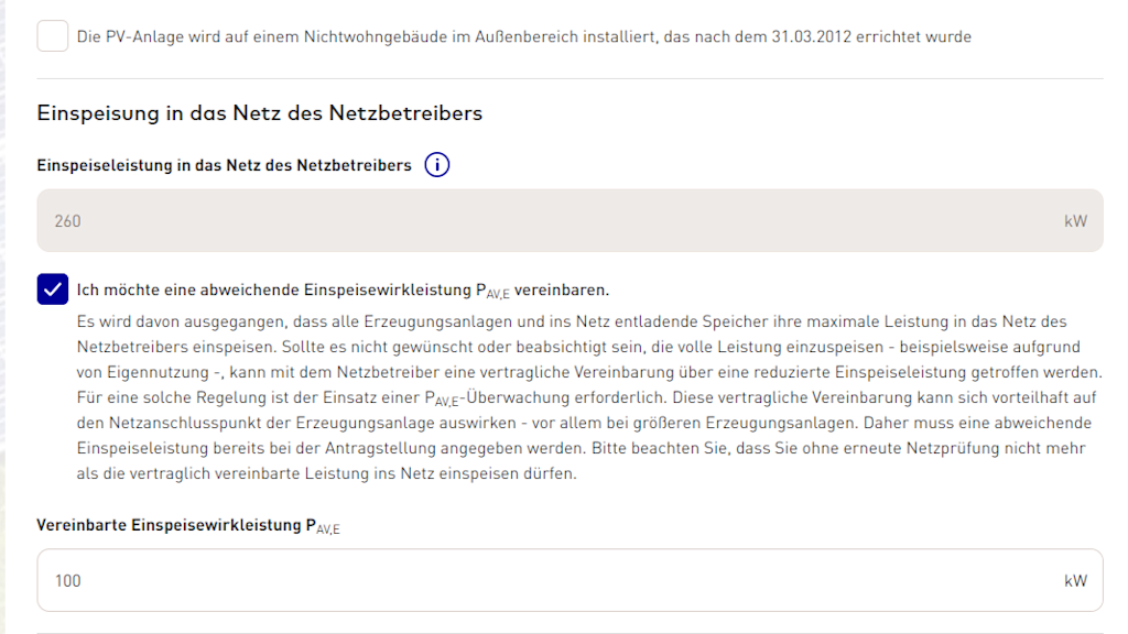 Screenshot Kundenportal: Eingabefeld für Einspeiseleistung in das Netz des Netzbetreibers mit 260 kW. Checkbox ‚Ich möchte eine abweichende Einspeisewirkleistung PAV,E vereinbaren‘ ist aktiviert. Darunter Eingabefeld für die vereinbarte Einspeisewirkleistung mit 100 kW.