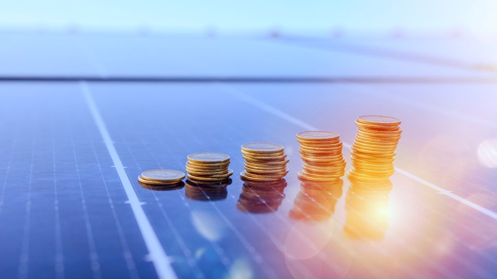 Mehrere Münzstapel auf Solarpanel.