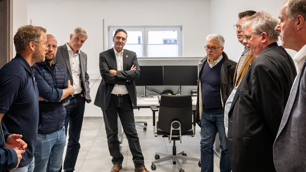Bürgermeister Achim Deinet beim Rundgang durch das neue Bürogebäude