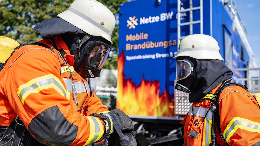 Feuerwehrleute in Schutzkleidung bei Übung von Netze BW.