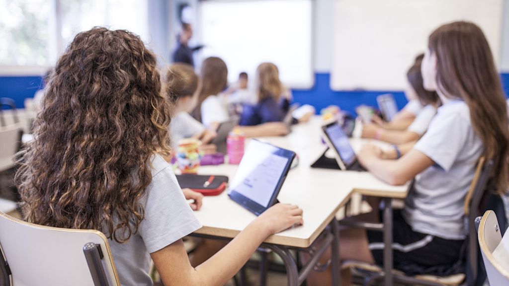 Schüler*innen im Klassenzimmer mit Tablets.
