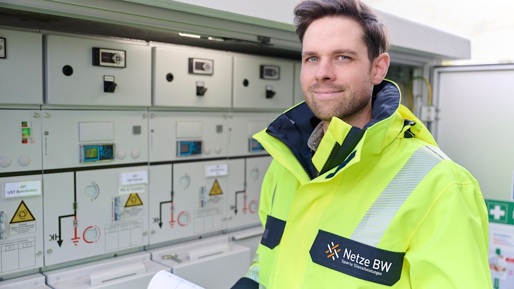 Netze BW Mitarbeiter vor Schaltanlage.