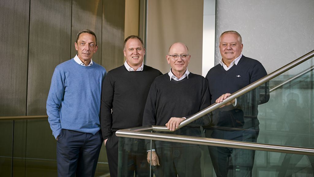 Die vier Mitglieder der Geschäftsführung der Netze BW: Dr. Jörg Reichert, Dr. Martin Konermann, Bodo Moray und Steffen Ringwald, gemeinsam auf einer Treppe.