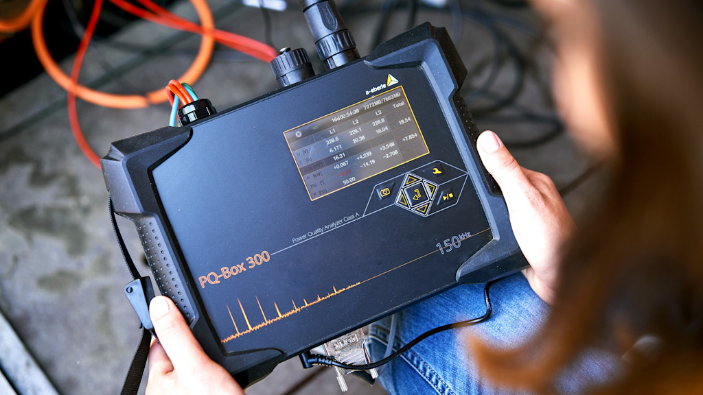PQ-Box 300: Stromqualitätsanalysegerät in Benutzung.