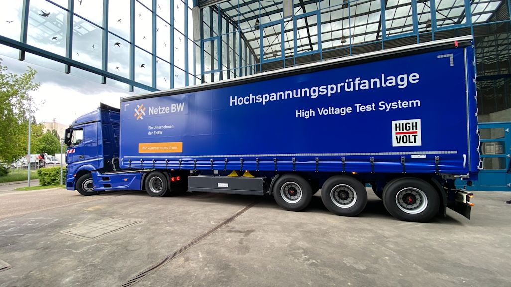 Mit der mobilen Hochspannungsprüfanlage der Netze BW steht eine zusätzliche Anlage für den schnellen Einsatz im eigenen Netz und bei Netzbetreibern der Region zur Verfügung.