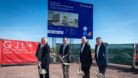 Auf dem Foto von links: Netze BW-GF Bodo Moray, Landrat Hanno Hurth, Bürgermeister Jürgen Louis und Michael Gutjahr, Leiter der Regionalzentren Baden-Franken Netze BW.