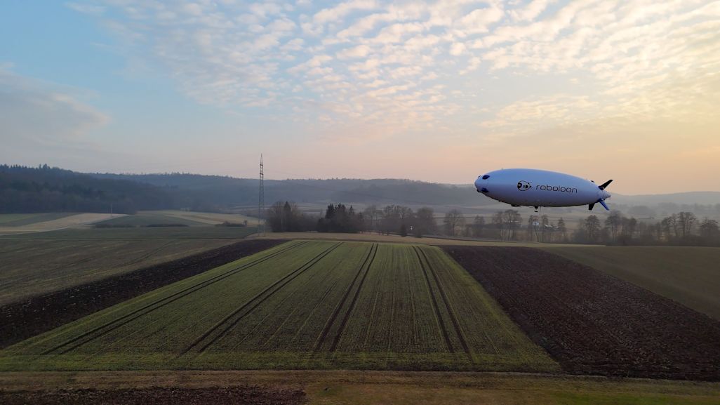 Die Netze BW testet in Gärtringen-Rohrau den Einsatz eines roboloon-Luftschiffs zur Leitungsinspektion. (Bild: roboloon).