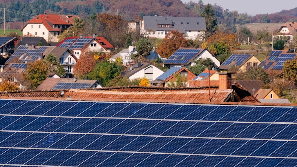 Solaranlage auf Häusern in einem Dorf.