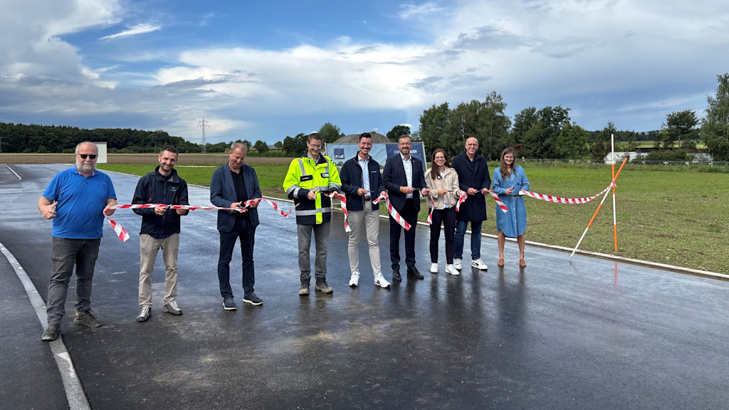 Von links: Klaus Köpf, Andreas Kramer, Wolfgang Deeg, Jörg Hulvershorn, Joachim Hepner, Bürgermeister Markus Häußler, Laura Laub, Thomas Scherraus und Lara Schmölz bei der Übergabe des Gewerbegebiets in Illerkirchberg.