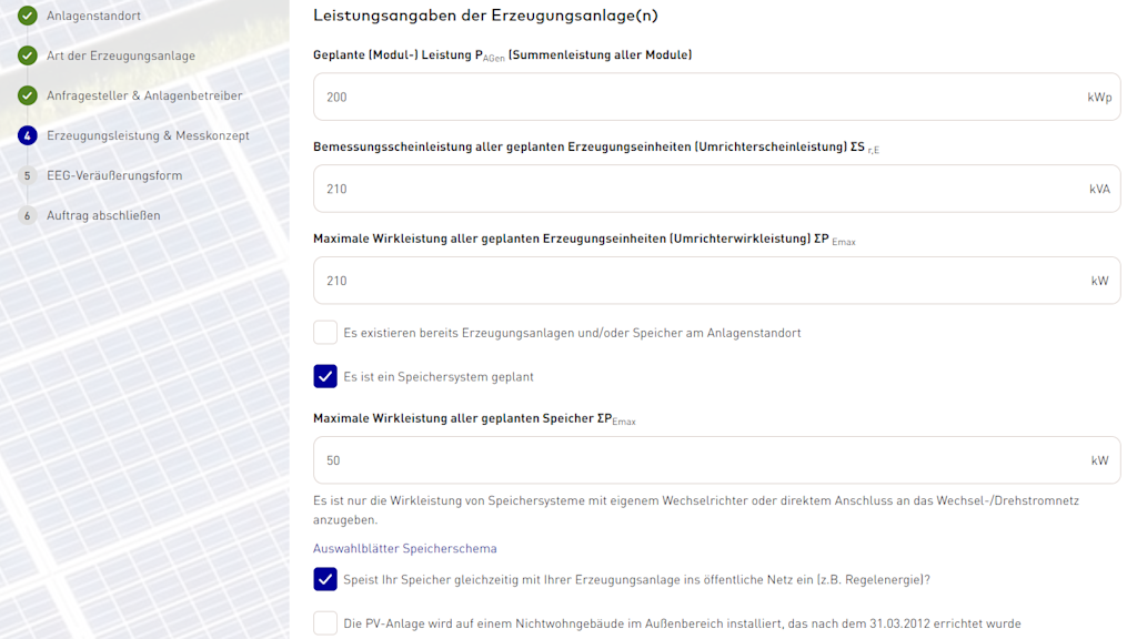 Screenshot aus dem Kundenportal im Schritt ‚Erzeugungsleistung & Messkonzept‘: Eingabefelder für geplante Modulleistung, Bemessungsscheinleistung, maximale Wirkleistung der Erzeugungseinheiten sowie für Speicher. Checkbox ‚Es ist ein Speichersystem geplant‘ ist aktiviert, mit Eingabe zur maximalen Wirkleistung des geplanten Speichers.